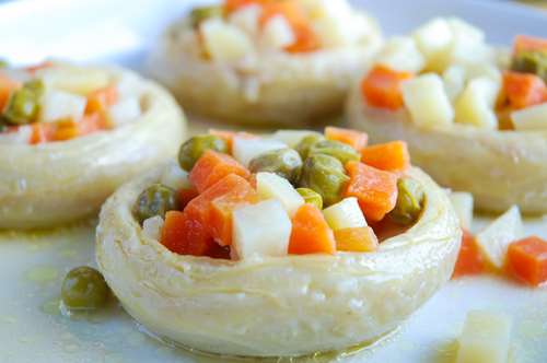 Αγκινάρες με Σάλτσα από Λαχανικά και Γιαούρτι