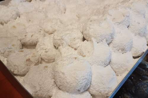 Κουραμπιέδες Γεμιστοί με Λουκούμι και Άρωμα Μαστίχας