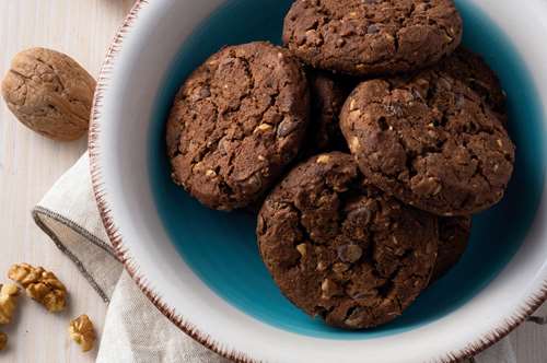 Μπισκότα με Σοκολάτα Γάλακτος και Καρύδια