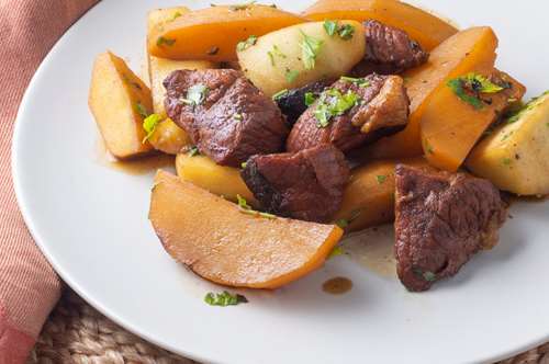 Μοσχαράκι με Μήλα και Πατάτες