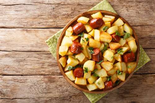 Πατάτες Αντιναχτές με Λουκάνικα