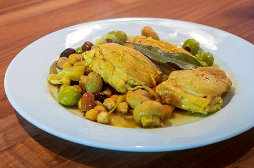 Κοτόπουλο με Ρεβίθια, Πράσινες Ελιές και Λεμόνι