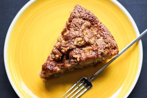 Εύκολο Σιροπιαστό Γλυκό με Καρύδια