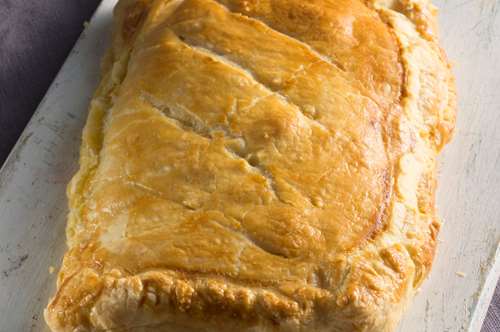 Χαλουμόπιτα με Κουκουνάρι και Σουσάμι