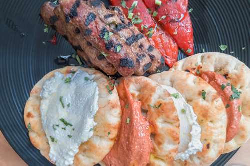 Σουτζουκάκια σε Πιτάκια και Σάλτσα Γιαουρτιού