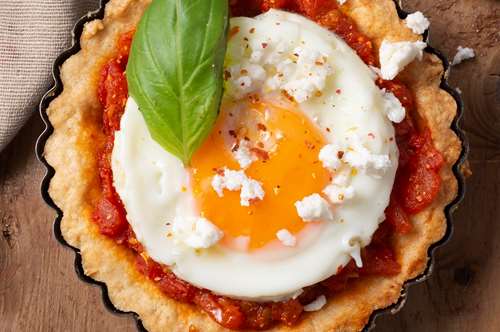 Τάρτα με Σάλτσα Ντομάτας και Τηγανητά Αβγά
