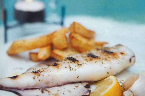 Καλαμαράκια με θυμάρι, σκόρδο και λεμόνι 