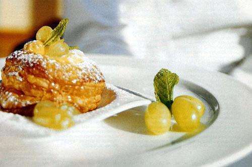 Χλιαρές σφολιάτες με σταφύλια, σαμπαγιονέ με kirsch (Albert Roux)