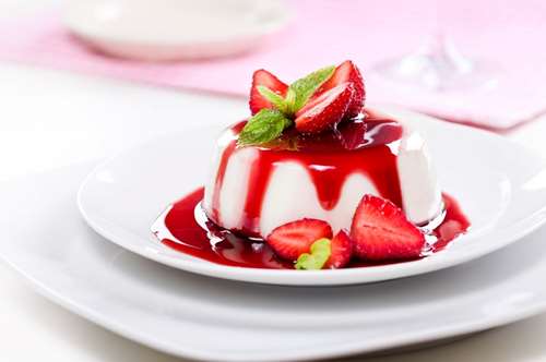 Πανακότα βανίλιας με κουλί φράουλας