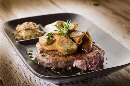 Μοσχαρίσιο φιλέτο με πιπέρια και σάλτσα μανιταριών