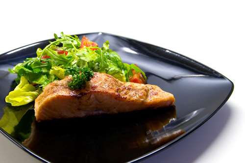 Σολομός ψητός με μαρούλι και βινεγκρέτ από φρούτα του πάθους (του Μιχάλη Νουρλόγλου) 