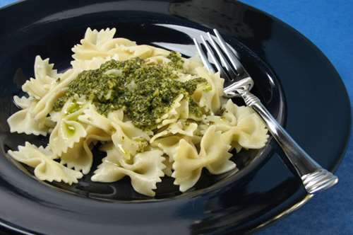 Φιογκάκια με ελληνικό πέστο ρόκας και τριμμένη μυζήθρα