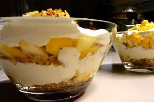 Γλυκό ψυγείου με πεπόνι σε ποτήρια