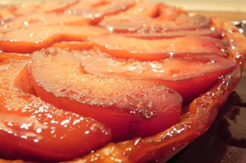 Αναποδογυρισμένη τάρτα με κυδώνια και σος καραμέλας