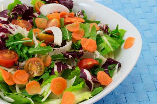 Σαλάτα με ανοιξιάτικα λαχανικά και καρότα σαν τουρσιά