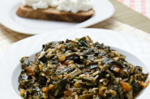 Ρύζι με σπανάκι και κουκουνάρι