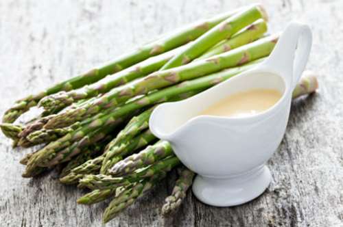 Φρέσκια απόλαυση της άνοιξης: Σαλάτα με σπαράγγια, φράουλες και φέτα