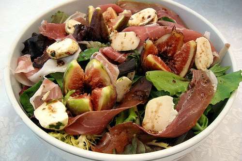 Σαλάτα με φρέσκα σύκα, μοτσαρέλα και προσούτο