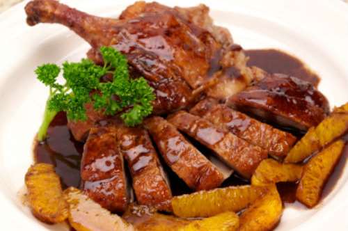 Πάπια με πορτοκάλια και άρκευθο στη γάστρα