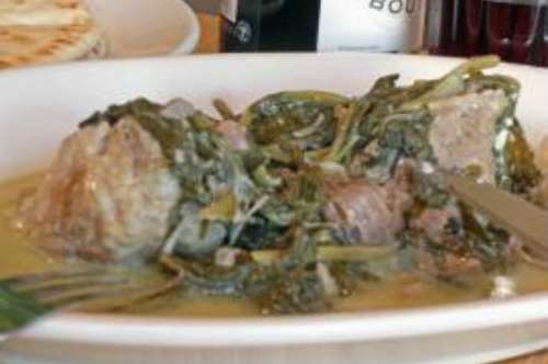 Χοιρινό φρικασέ με ποικιλία ανοιξιάτικων χόρτων 