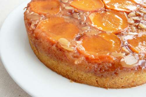 Κέικ με βερίκοκα αναποδογυρισμένο, αρωματισμένο με λεμονοθύμαρο 