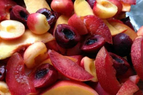 Φρουτοσαλάτα με ροδάκινα, κεράσια, βανίλιες και σιρόπι βασιλικού 