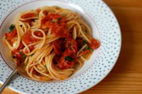 Σπαγγέτι με αντζούγιες, σάλτσα ντομάτας και βασιλικό