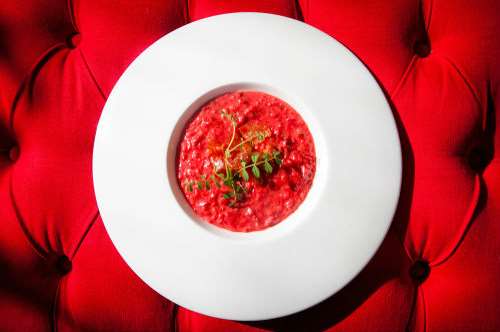 Το ρομαντικό τραπέζι στρώνεται στο σπίτι: οργάνωση και συνταγές