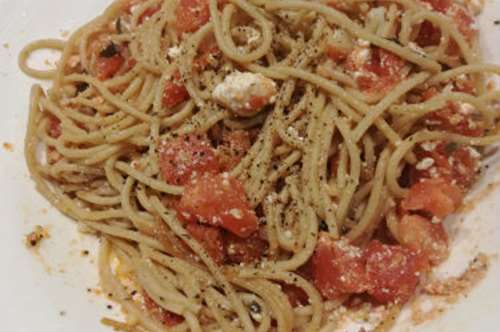 Σπαγγέτι ολικής άλεσης με ντοματάκια, σκόρδο, μυζήθρα και δεντρολίβανο