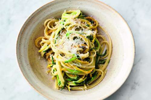 Λεμονάτα λινγκουίνι με κολοκυθάκια (του Jamie Oliver)