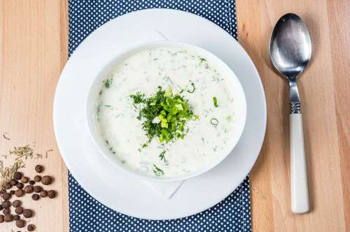 Κρύα σούπα με γιαούρτι και αρωματικά φρέσκα βότανα