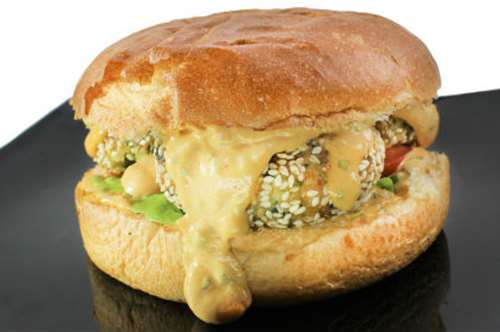 Μπέργκερ κοτόπουλου με σάλτσα τυριού