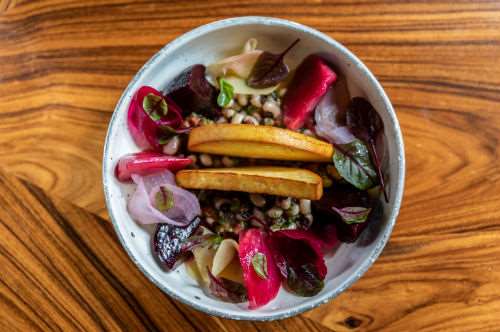 Σαλάτα με μαυρομάτικα φασόλια, ψητά παντζάρια, μανούρι τηγανητό και παντζάρι τουρσί 