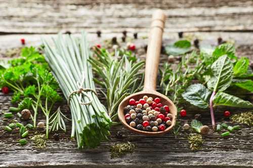 Μπαχαρικά και βότανα στην κουζίνα