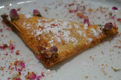 Γαλακτομπούρεκο τριαντάφυλλο με σιρόπι από ροδόνερο