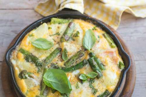 Φριτάτα με σπαράγγια, μάραθο, δυόσμο και κατίκι 