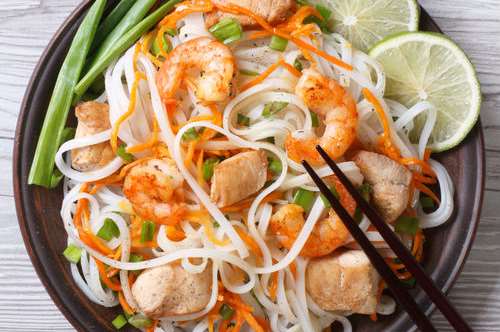 Σαλάτα με νουντλς, γαρίδες και κοτόπουλο