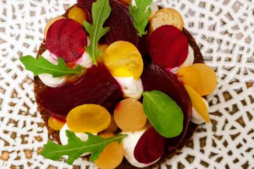 Cheesecake με κατσικίσιο τυρί chevre, παξιμάδι χαρουπιού, γλυκόξινα παντζάρια και κρέμα πορτοκάλι