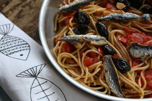 Σπαγγέτι με σαρδέλες, ντομάτα και καυτερή πιπεριά