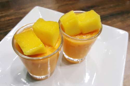 Πουτίγκα μάνγκο με γάλα καρύδας