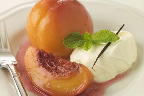 Ροδάκινα ποσέ σε γλυκό κρασί 