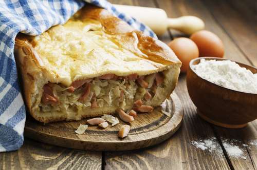 Πίτα με λάχανο και λουκάνικα