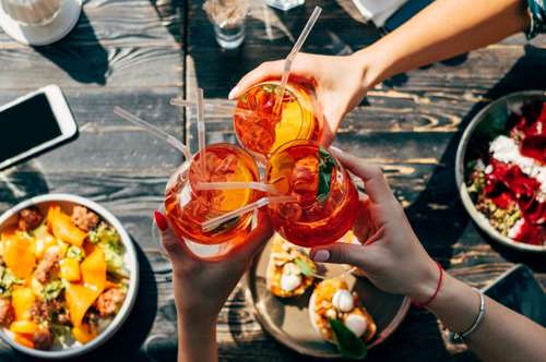 5 εύκολα καλοκαιρινά cocktails με κρασί