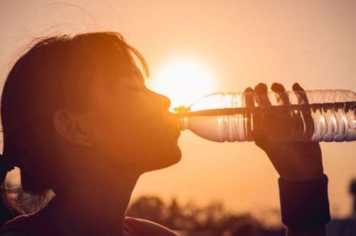 3+1 tips για να πίνουμε (ακόμη) περισσότερο νερό το καλοκαίρι 