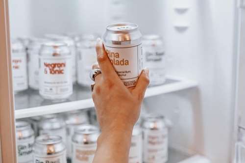 Cocktails σε κουτάκι: η νέα τάση του καλοκαιριού 