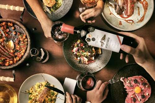 5 οινοποιεία με καλοκαιρινό food matching 