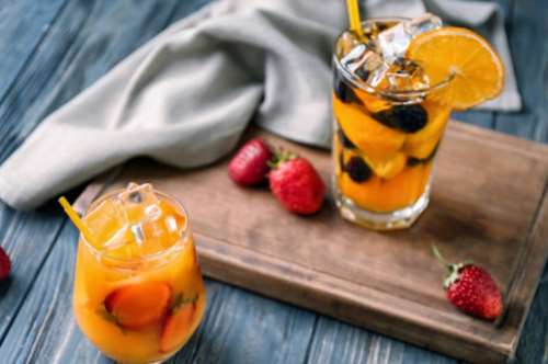 5  καλοκαιρινά cocktails με φρούτα από το ψυγείο μας  