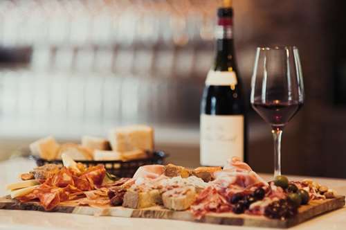 Τρία wine bars με νόστιμα tapas για επανάληψη στο σπίτι 
