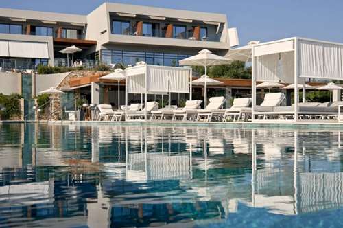 Ο Νίκος Ισπυρούδης εξελίσσει την Επτανησιακή κουζίνα στο Lesante Blu 