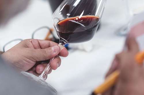 Η οινική εκπαίδευση συναντά τη φιλοξενία